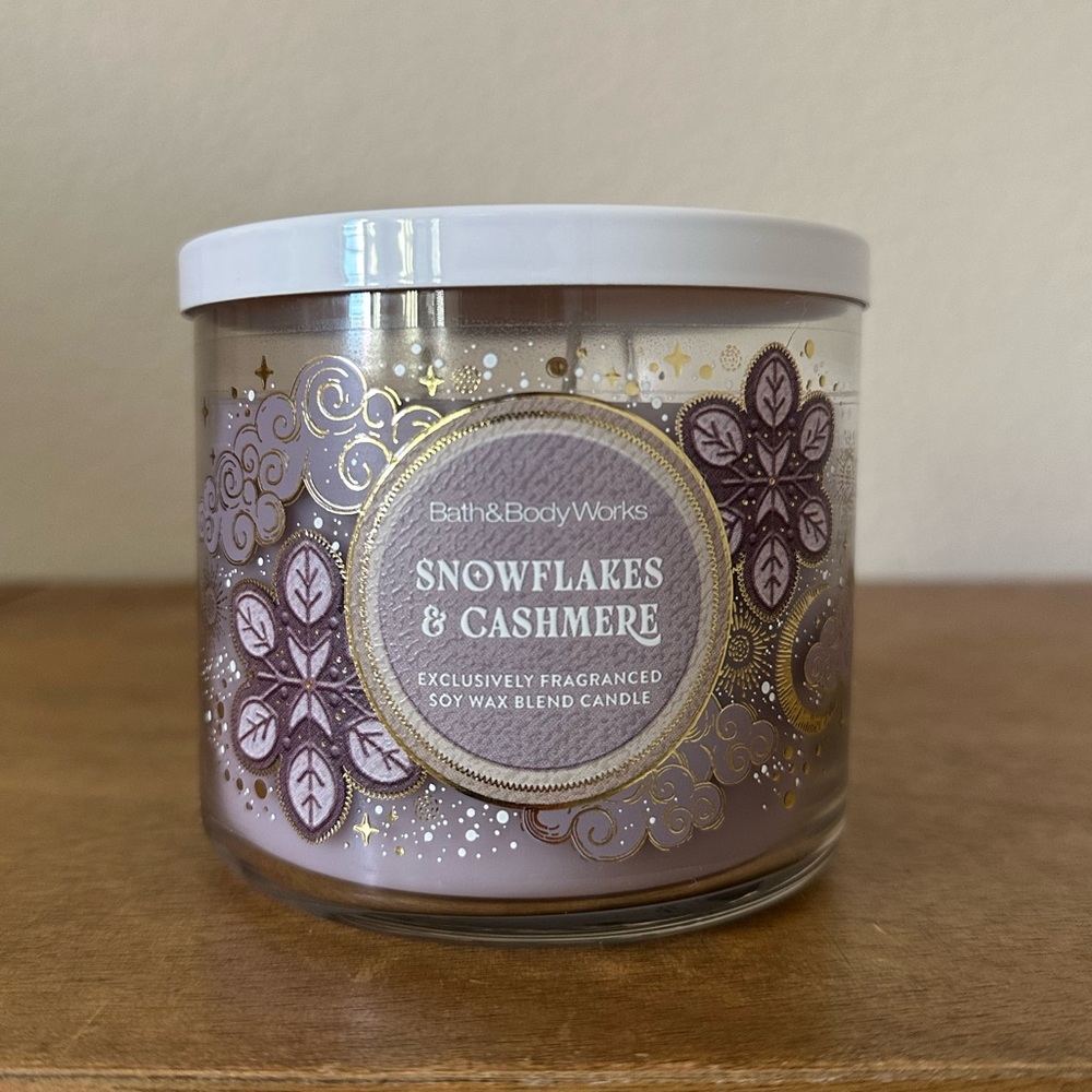 NEW Bath & Body Works SNOWFLAKES & CASHMERE 3 wick Candle NEW